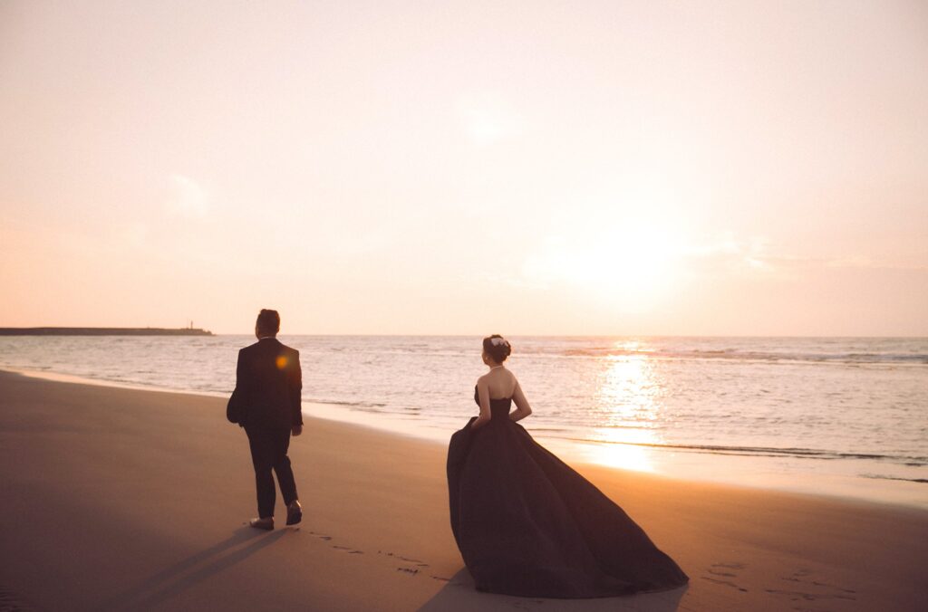 新竹海邊夕陽婚紗,黑色禮服新娘與新郎漫步在金色沙灘