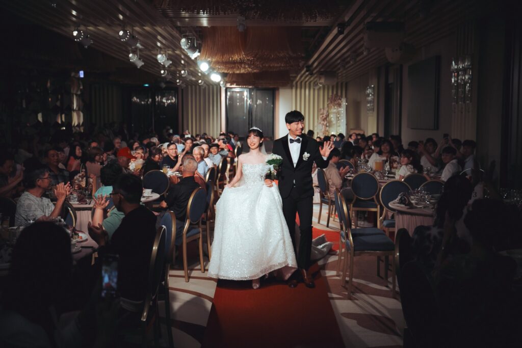 聚光燈下的進場,光線集中在人身上 新竹晶宴會館婚攝 聚光燈下的進場