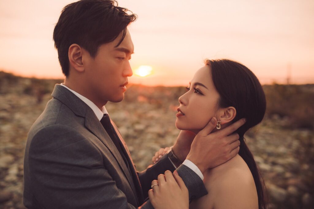 河床逆光的深情時刻 夕陽逆光下的婚紗特寫,新郎捧著新娘的臉深情凝視