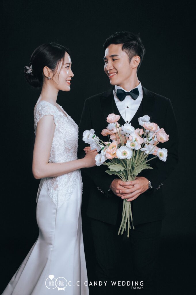 新竹棚拍婚紗 黑色背景新人對望 新竹棚拍婚紗 黑色背景新人對望