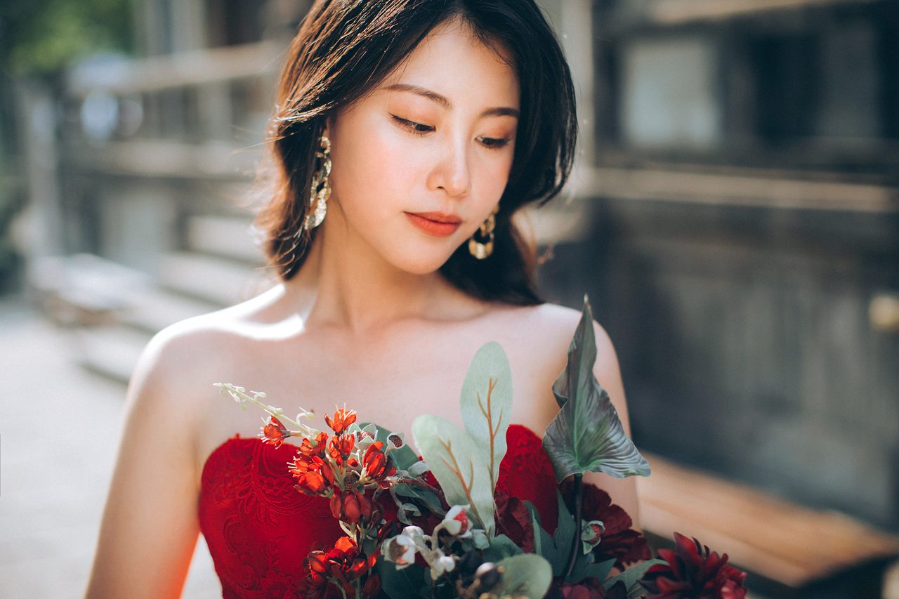 光從側面來,臉部就有立體感 紅色禮服女生的近距離人像,柔和側光打在臉上