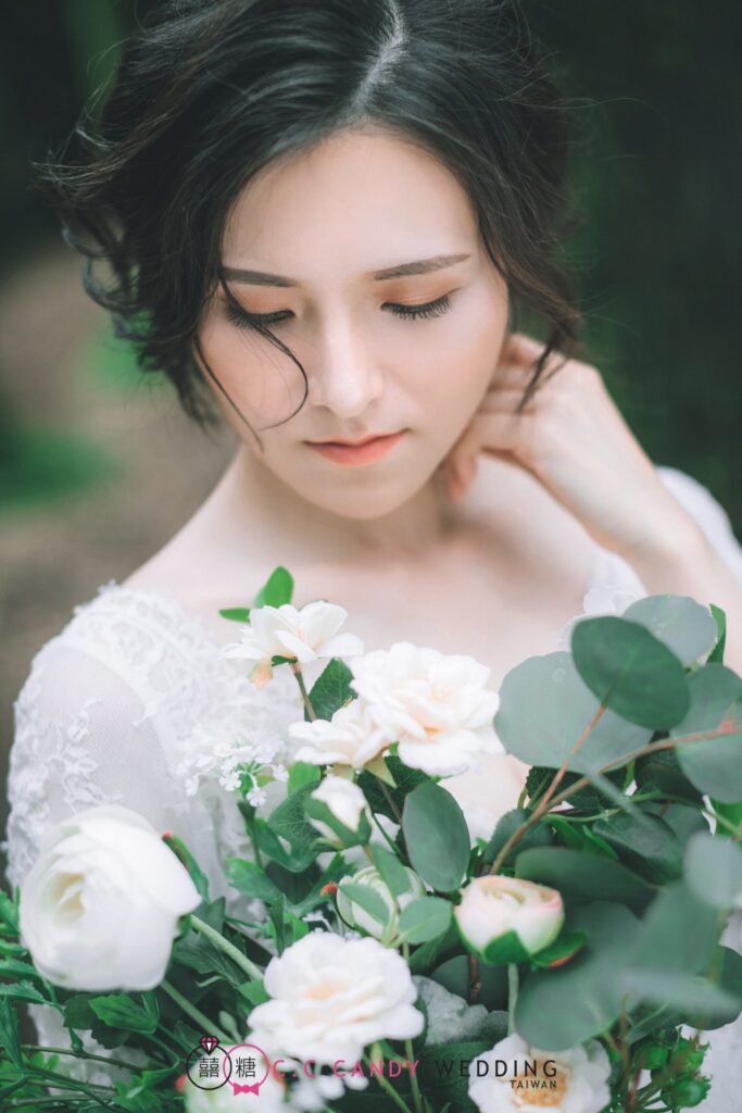 近拍花束,前後都是柔和的散景 手拿白色花束的女生近拍人像,背景柔和散景