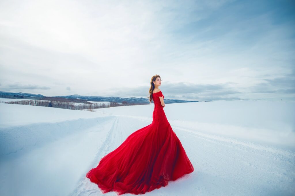 人像構圖 對比色 紅禮服雪地 人像構圖 對比色 紅禮服雪地