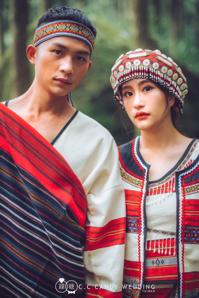 織紋頭帶與串珠頭飾特寫 族服婚紗近拍,新郎戴彩色織紋頭帶,新娘戴白色貝殼圓片與串珠流蘇頭飾