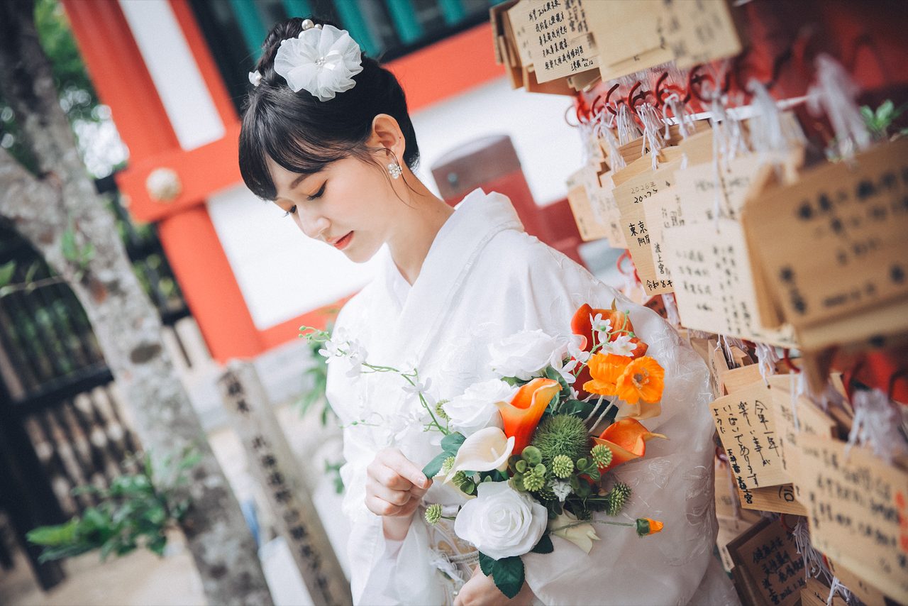 換個角度,拍人也拍在地的細節 日本神社繪馬牆前穿白色和服的女生