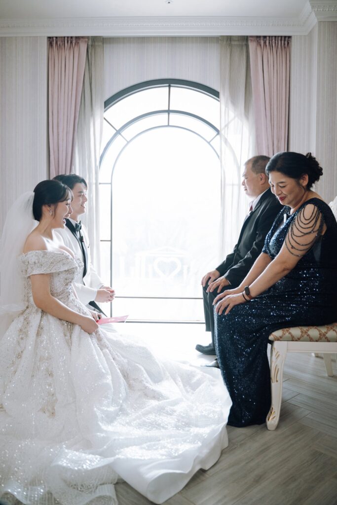 艾茉爾婚宴會館婚攝 新娘與家人在窗邊 艾茉爾婚宴會館婚攝 新娘與家人在窗邊