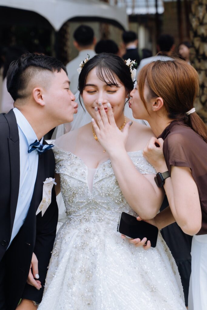 艾茉爾婚宴會館婚攝 好友親吻新娘 艾茉爾婚宴會館婚攝 好友親吻新娘