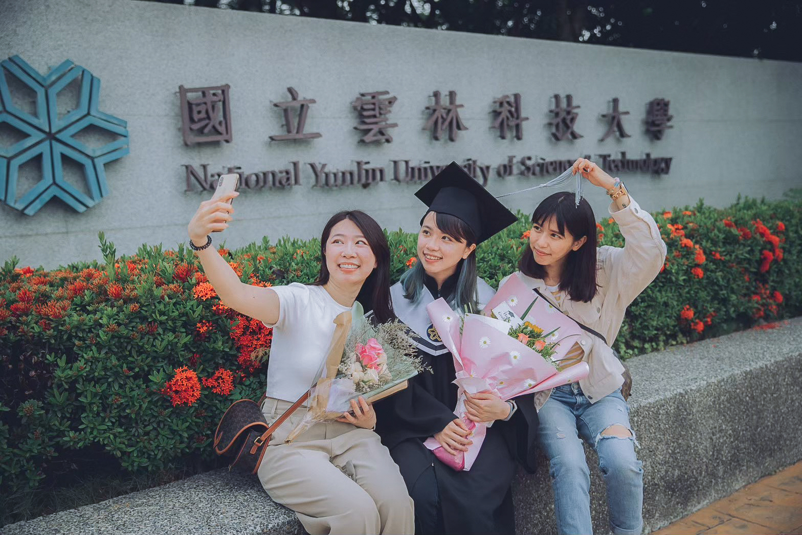 畢業照姊妹自拍:校名石牆前 畢業照校名石牆前與姊妹自拍:國立雲林科技大學