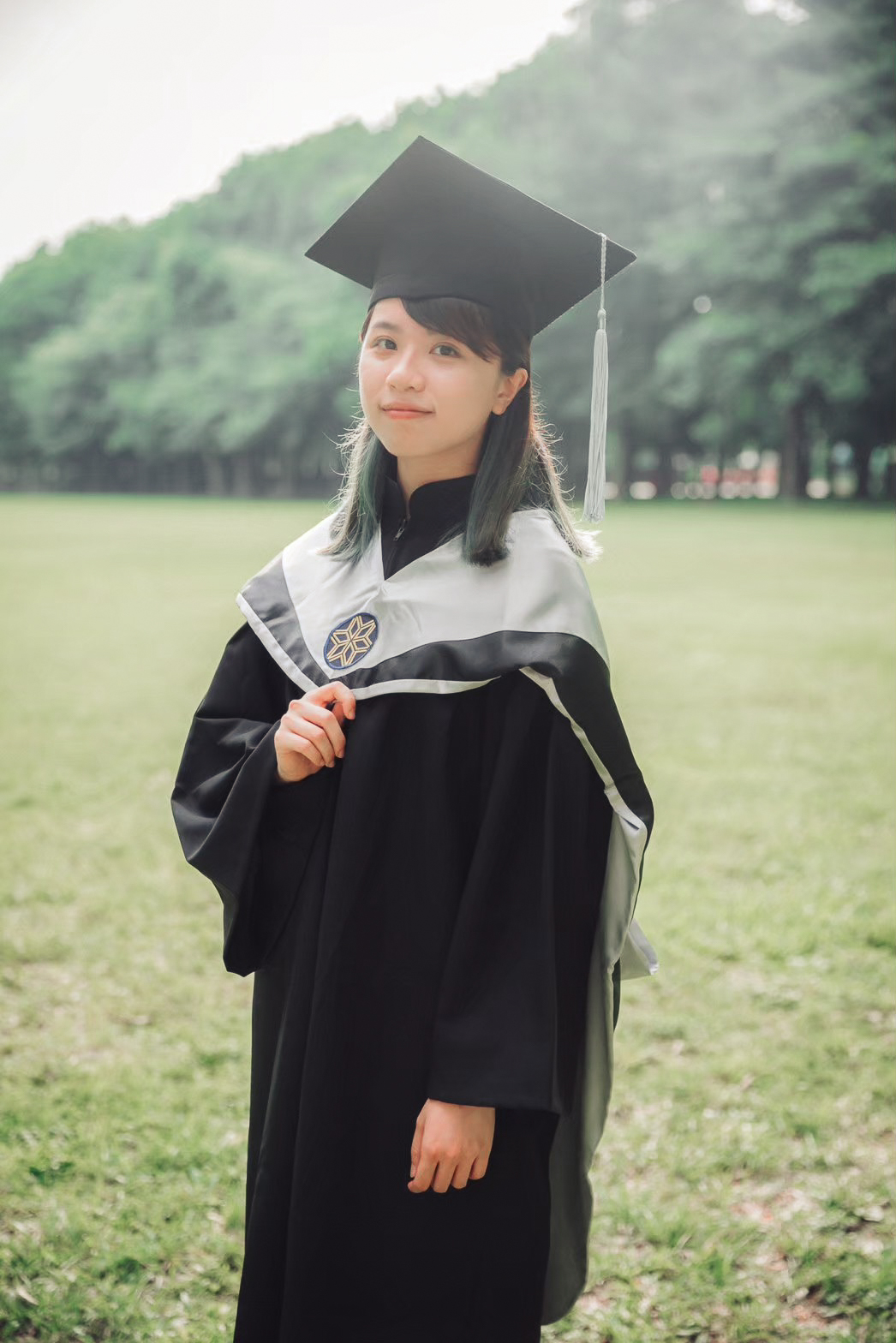 學士服畢業照個人寫真 學士服畢業照個人寫真:帽穗與領巾特寫,草地背景