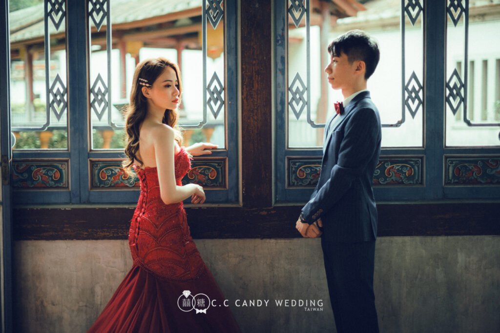 中式婚紗:古宅窗邊 中式婚紗:古宅窗邊紅色禮服新娘與西裝新郎相望
