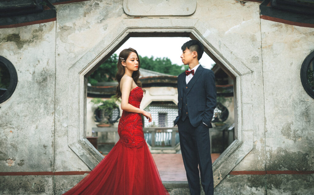 林家花園中式婚紗:八角門洞 新北林家花園中式婚紗:紅色禮服新娘與新郎在八角門洞前