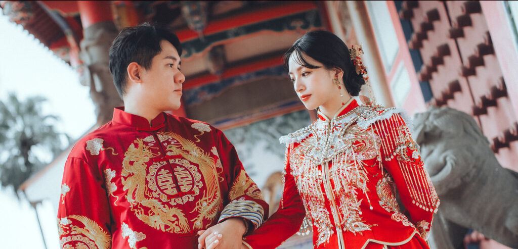 新竹孔廟中式婚紗:龍鳳褂與石獅 新竹孔廟中式婚紗:龍鳳褂與秀禾服新人在石獅旁牽手