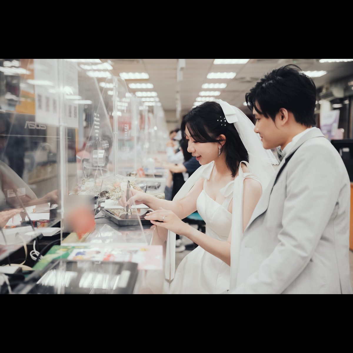 結婚登記流程|在電子簽名板上簽名 結婚登記流程,新娘在東區戶政事務所櫃台的電子簽名板上簽名