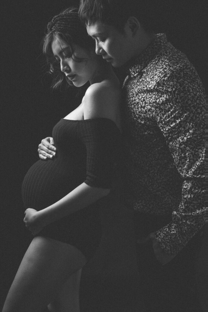 黑白孕婦寫真 黑白色調的準爸媽擁抱孕婦寫真|情緒風格