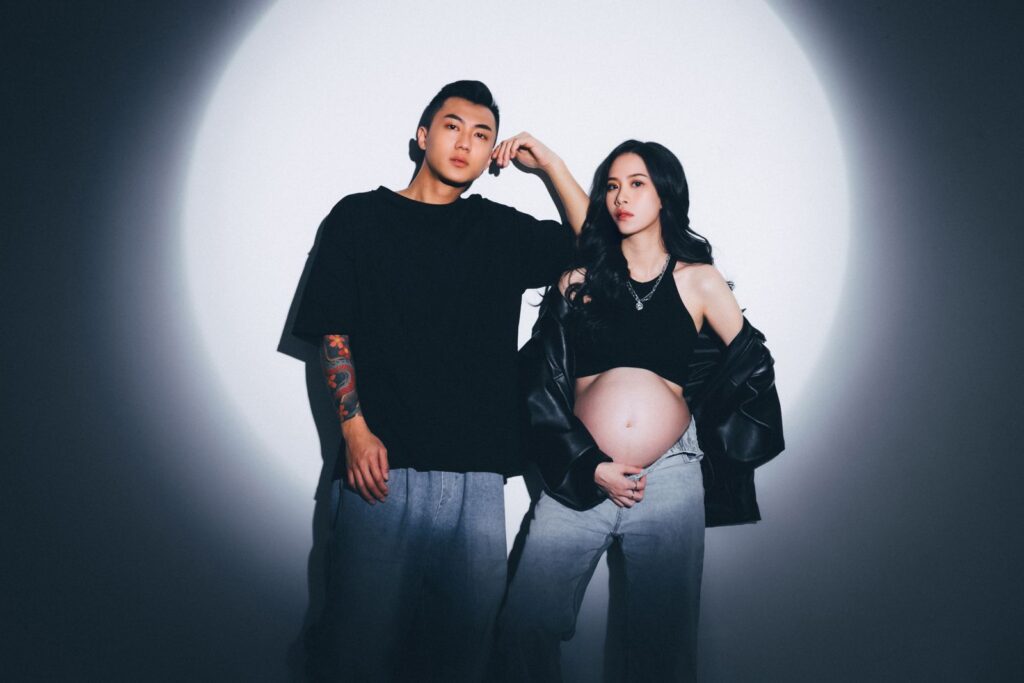 時尚風孕婦寫真|牛仔穿搭 圓形打光背景前的牛仔褲穿搭準爸媽|時尚風孕婦寫真
