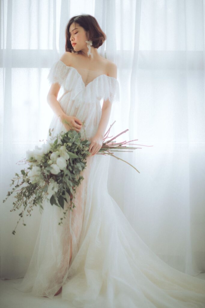 窗邊自然光孕婦寫真 窗邊自然光下穿白紗裙的孕婦寫真|新竹孕婦照