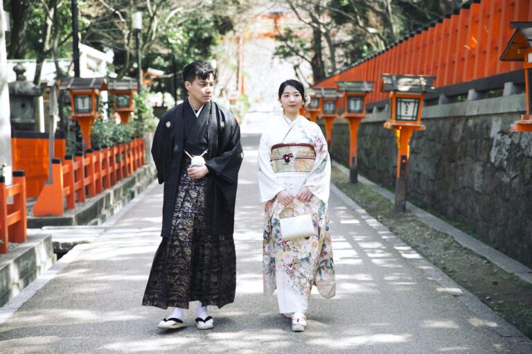 朱紅欄杆與石燈籠參道上並肩走來的和服新人｜京都和服婚紗