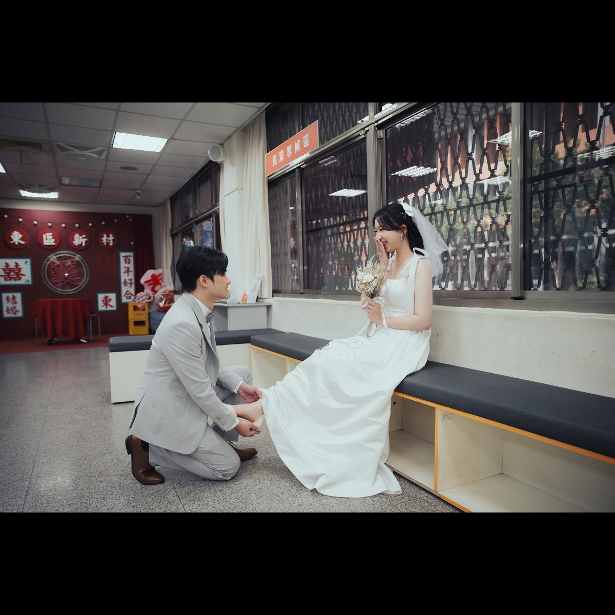 結婚登記拍照姿勢|等候區幫新娘穿鞋 結婚登記拍照姿勢,新郎在東區戶政事務所等候區單膝跪下幫新娘穿鞋
