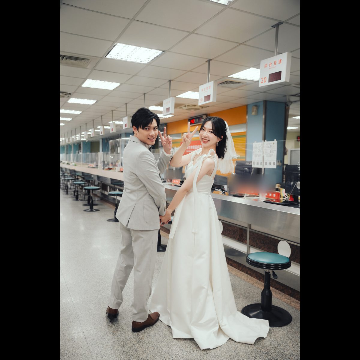 結婚登記拍照姿勢|櫃台長廊回頭比 YA 結婚登記拍照姿勢,新人在東區戶政事務所櫃台長廊回頭比 YA