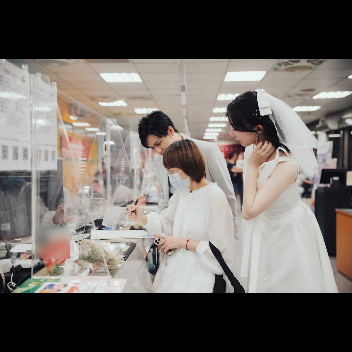 結婚證人|證人在戶政櫃台協助核對 結婚證人陪新人到東區戶政事務所櫃台,一起核對結婚書約資料