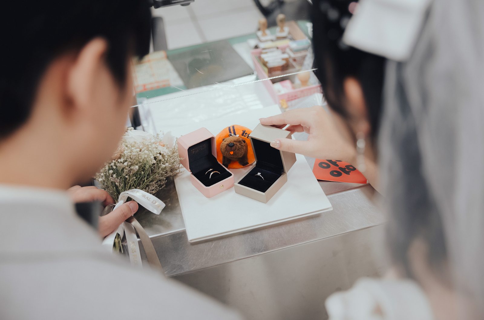 戶政櫃台上打開的婚戒盒與捧花|結婚登記攝影細節